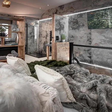 Holiday home Coronation Cottages, Modernised 200-year-old District Getaway For Two *